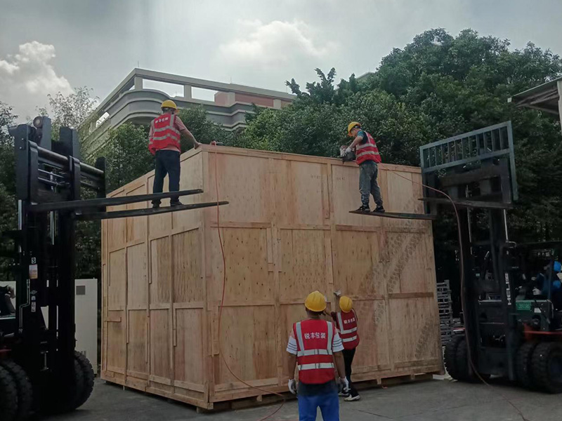搬遷(qian)超高超寬木箱