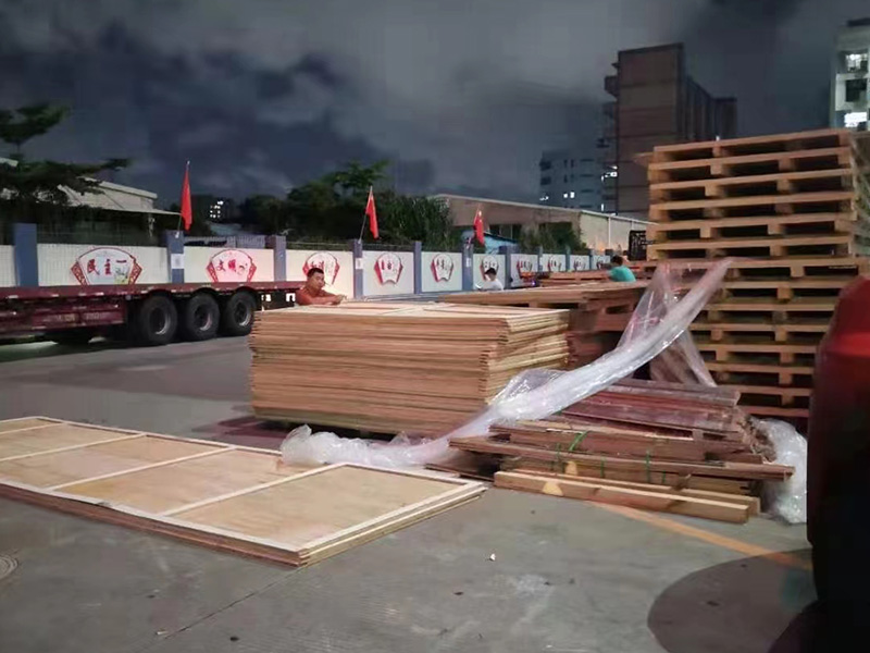 深圳石岩某(mǒu)重型設備包(bāo)裝